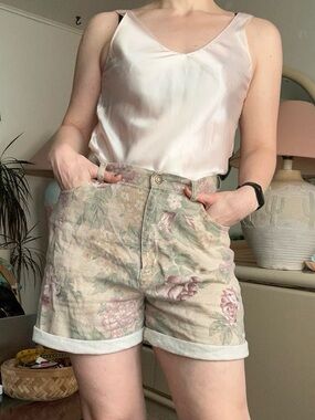 Floral Linen Blend Women’s High-Waist Shorts - Pastel Floral